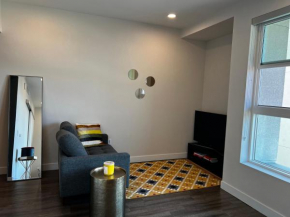 Artemis- Hollywood Hills View Studio apt Gym, Pool, Free Parking